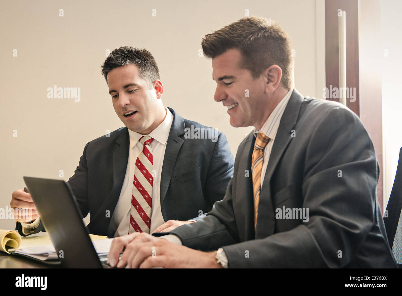 Zwei männliche Wirtschaftsanwälte mit einem Vorgespräch in Büro Stockfoto