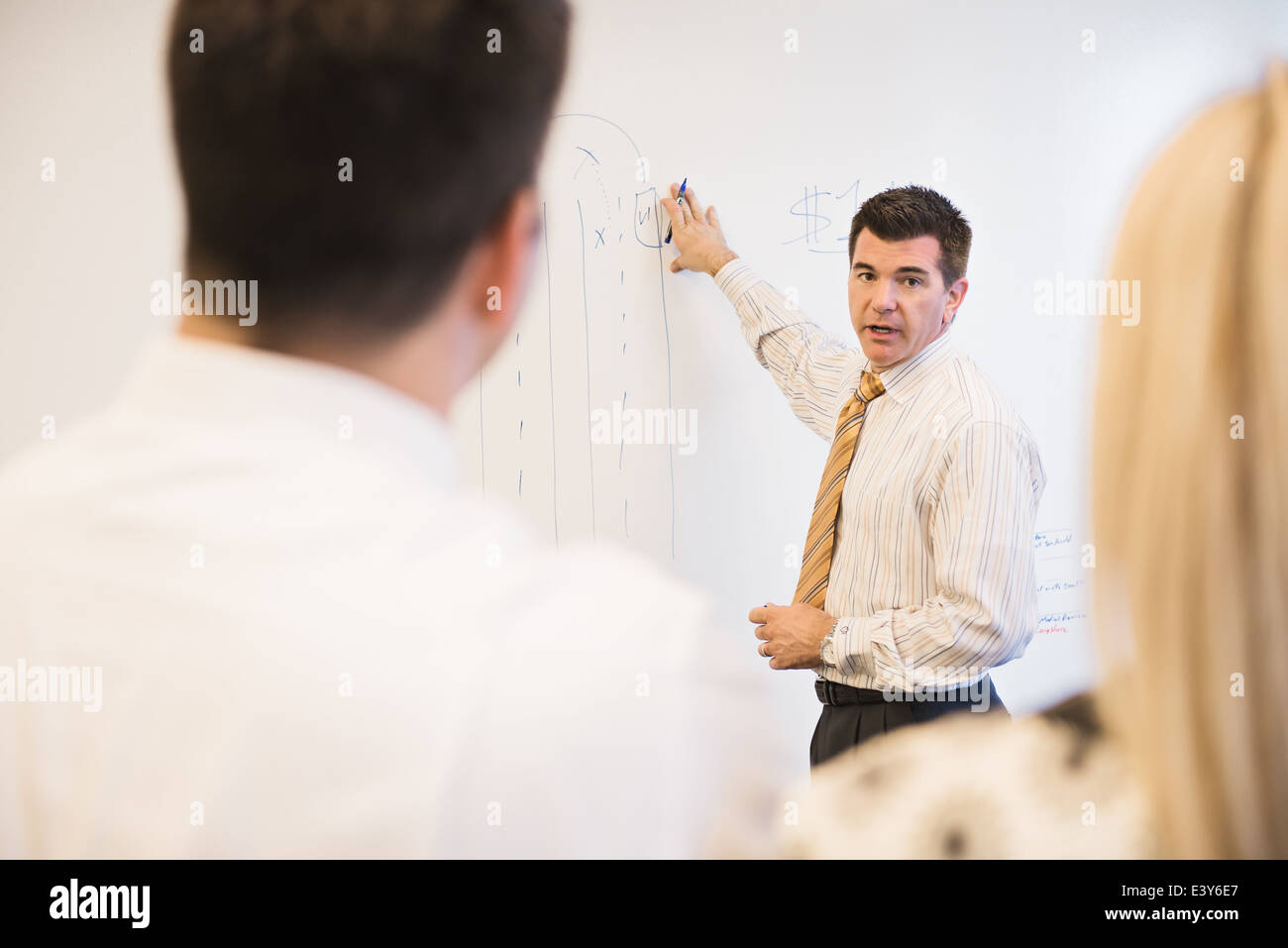 Wirtschaftsanwälte mit Strategiemeeting im Büro Stockfoto