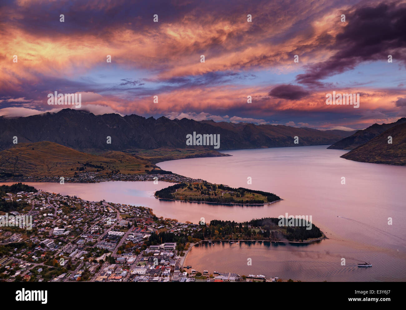 Queenstown Stadtbild mit Wakatipu See und die Remarkables Berge bei Sonnenuntergang, Neuseeland Stockfoto