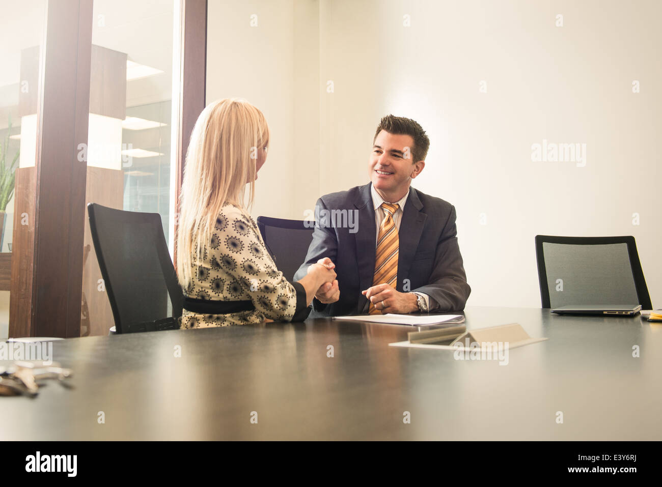 Männliche und weibliche Wirtschaftsanwälte Händeschütteln im Büro Stockfoto