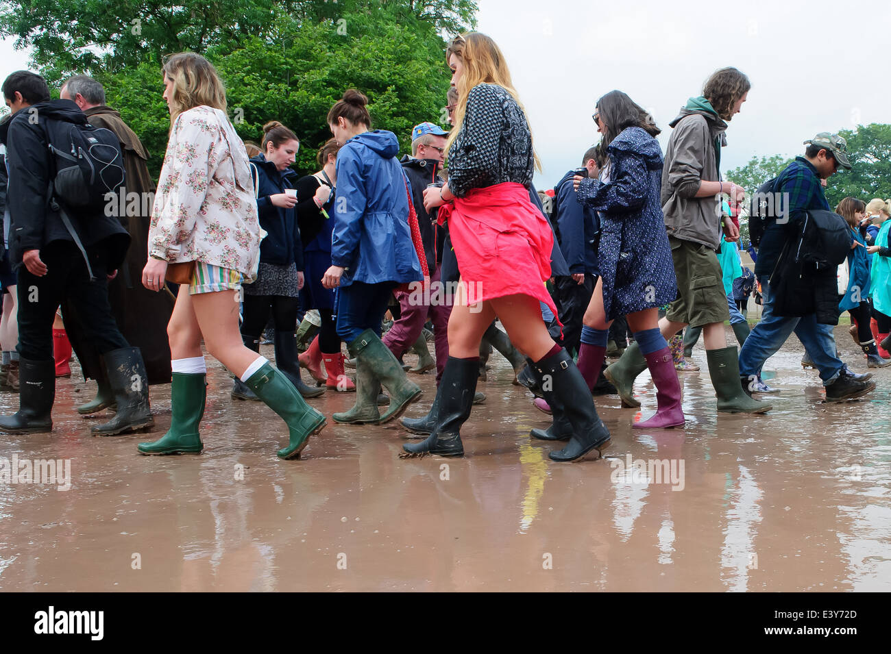 Festivalbesucher bei Regen beim Glastonbury Music Festival, England,  Freitag, 27. Juni 2014 Stockfotografie - Alamy