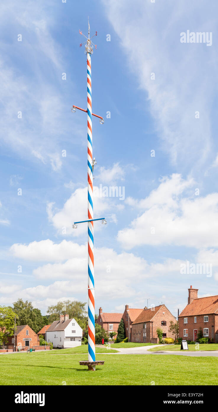 Der Maibaum auf dem Dorfplatz bei Wellow, Nottinghamshire, England, UK Stockfoto