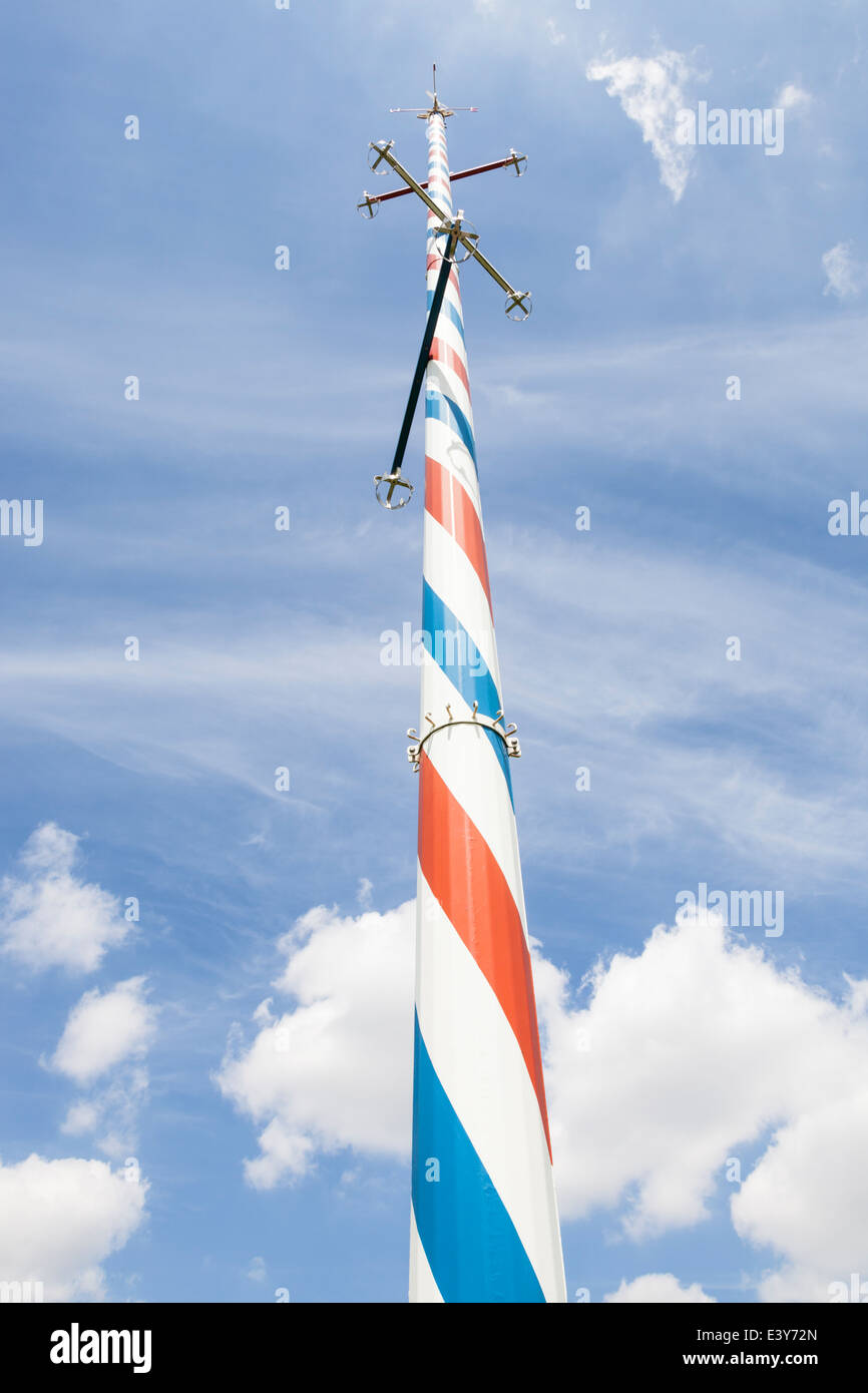 Der gestreifte Maibaum in Wellow in Nottinghamshire, England, Großbritannien Stockfoto