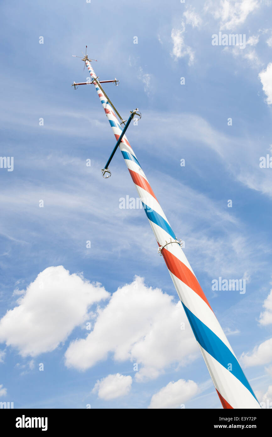 Die rot-weiß-blau gestreifte Maibaum bei Wellow, Nottinghamshire, England, UK Stockfoto