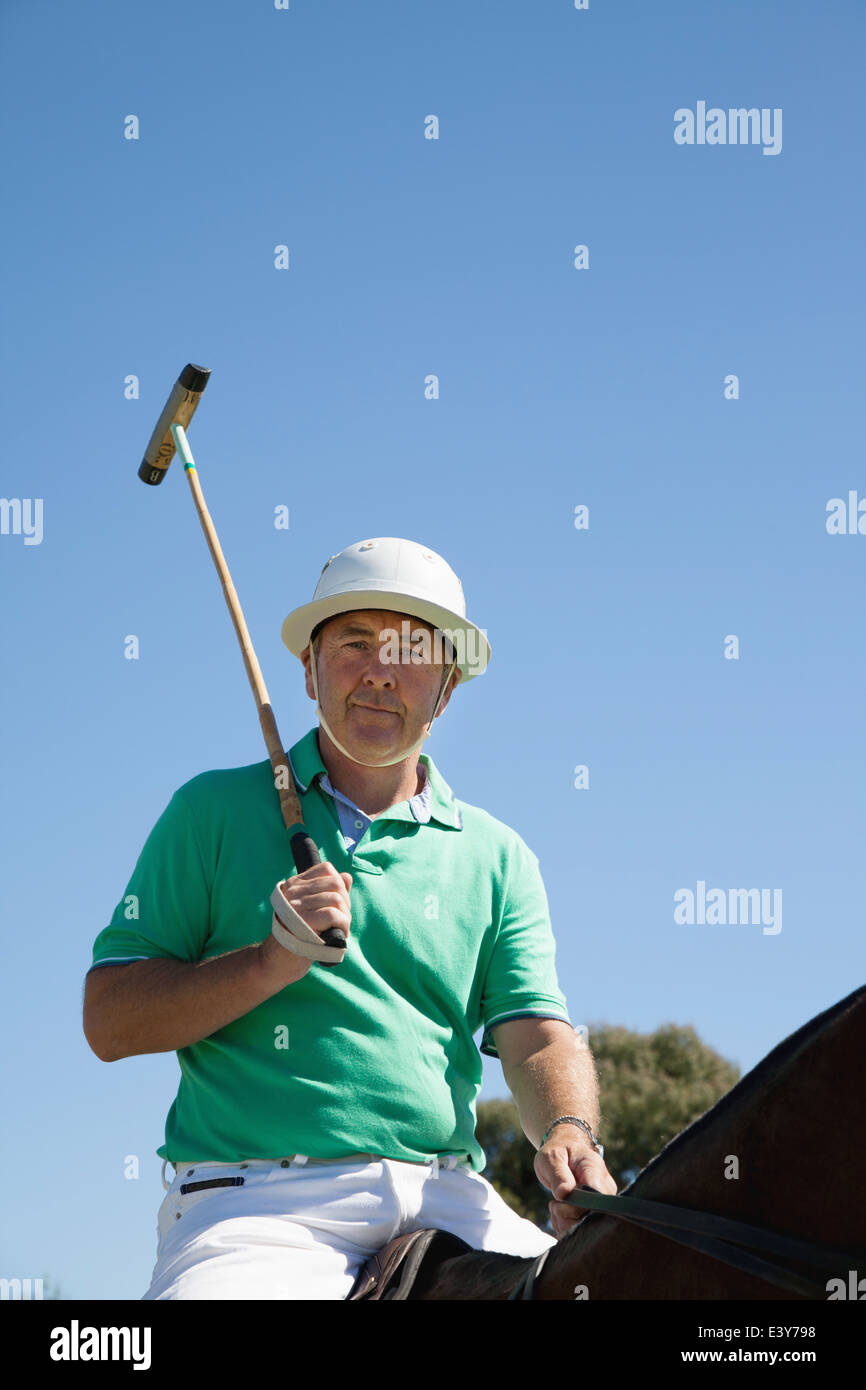 Porträt von reifer Mann, Polo zu spielen Stockfoto