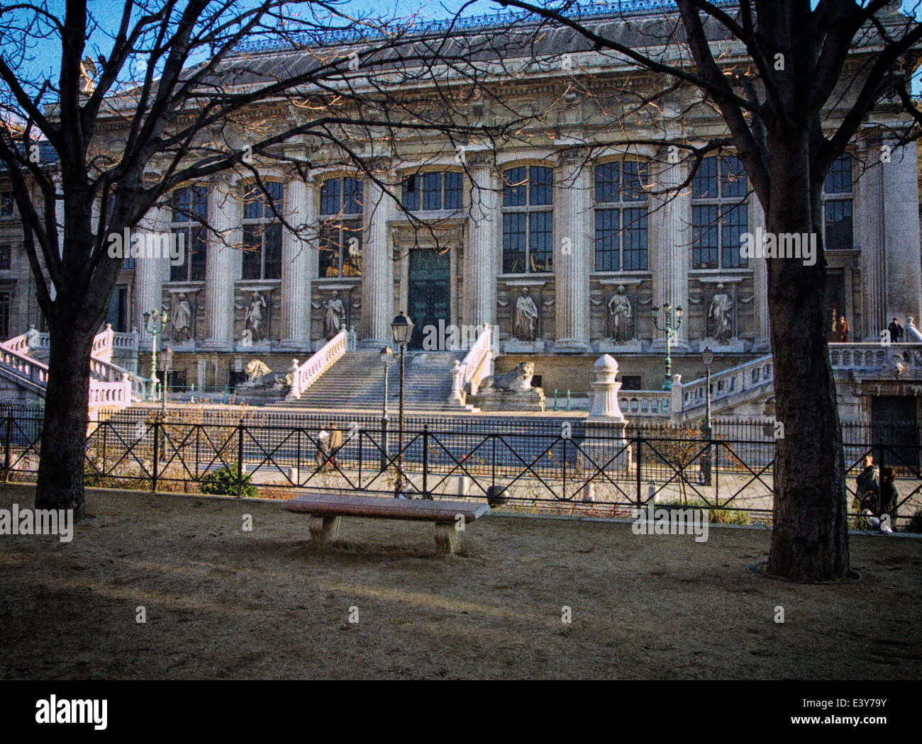 Paris ist ein Synonym für Schönheit, Kultur und einen eigenen Stil, der in seiner Menschen, Geschäfte und Gebäude zu sehen ist Stockfoto