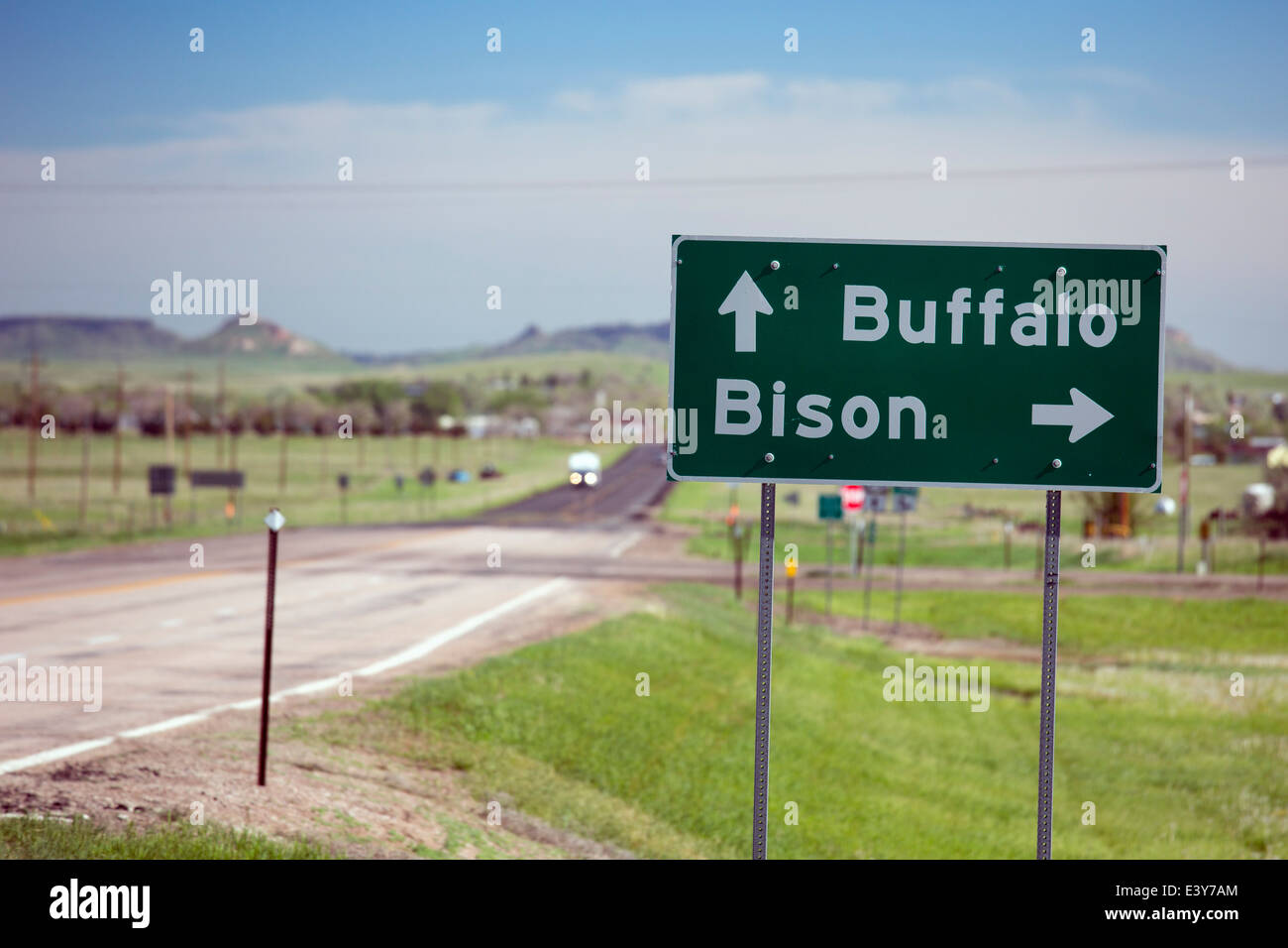 Buffalo, South Dakota - weist ein Schild auf uns Highway 85 auf die Städte Buffalo und Bison. Stockfoto