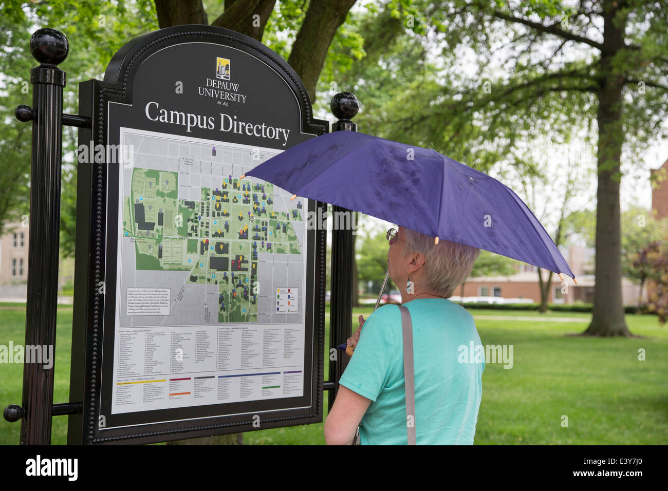 Greencastle, Indiana - eine Frau studiert das Campus-Verzeichnis an der Depauw University. Stockfoto
