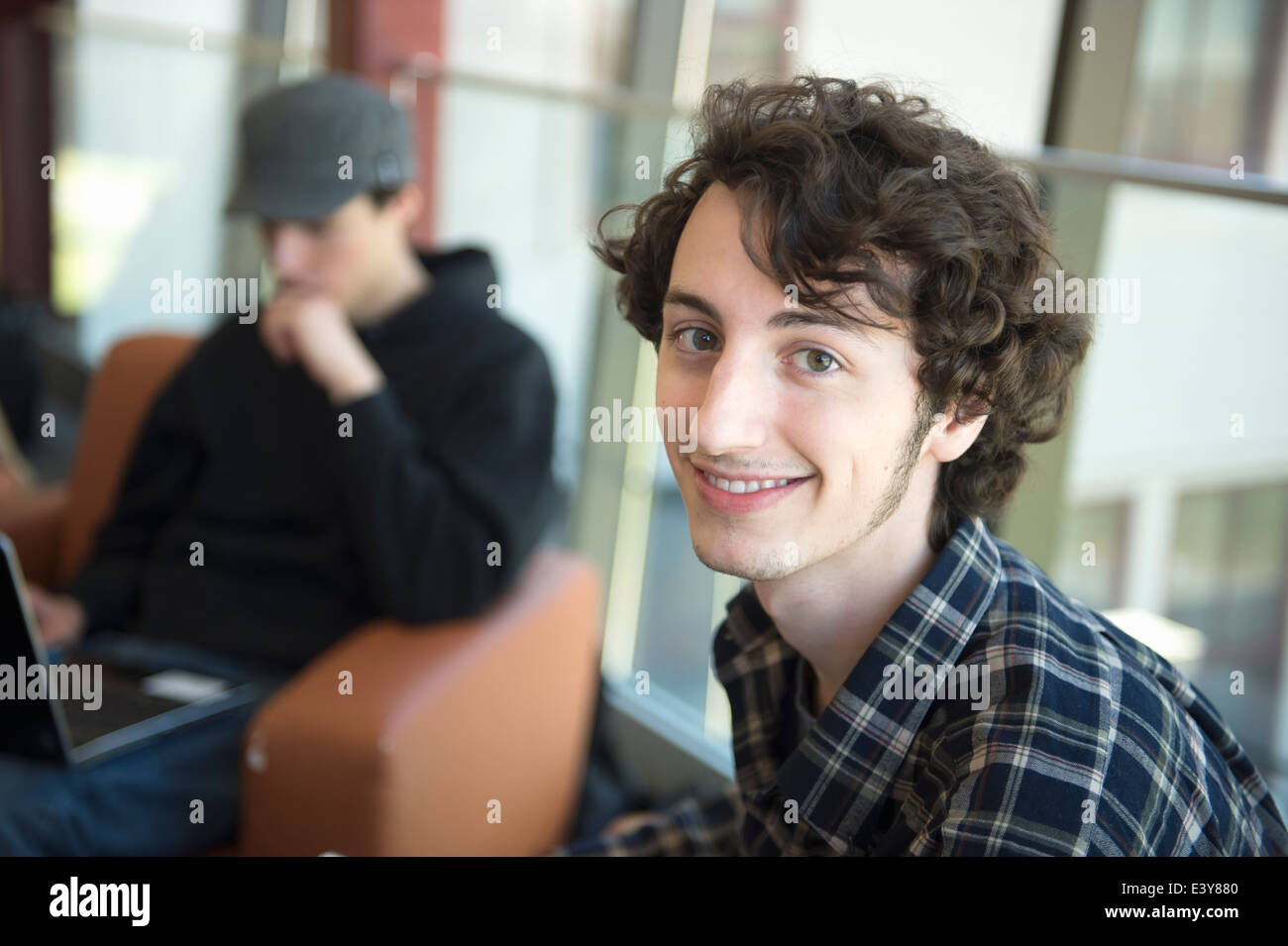 Student mit braunen lockigen Haaren, Porträt Stockfoto