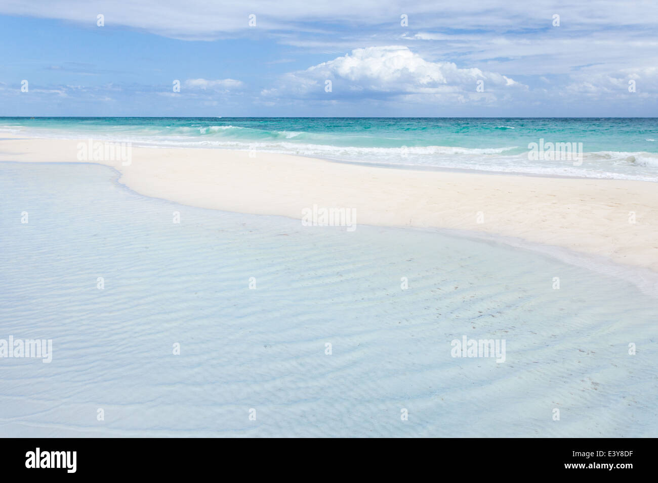 Friedliche Leere am weißen Sandstrand von Tulum, Mexiko, die azurblaue Karibik in der Ferne. Stockfoto