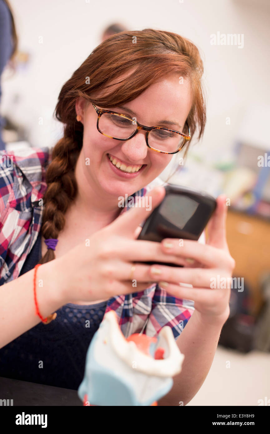 Biologie-Student fotografieren anatomisches Modell Stockfoto
