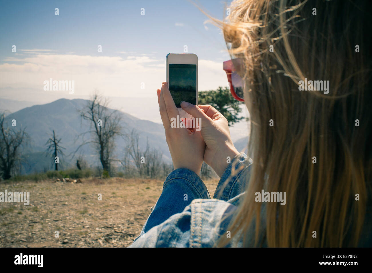 Zugeschnittenen Schuss Mitte erwachsenen Frau fotografieren Blick auf Smartphone, Lake Arrowhead, Kalifornien, USA Stockfoto