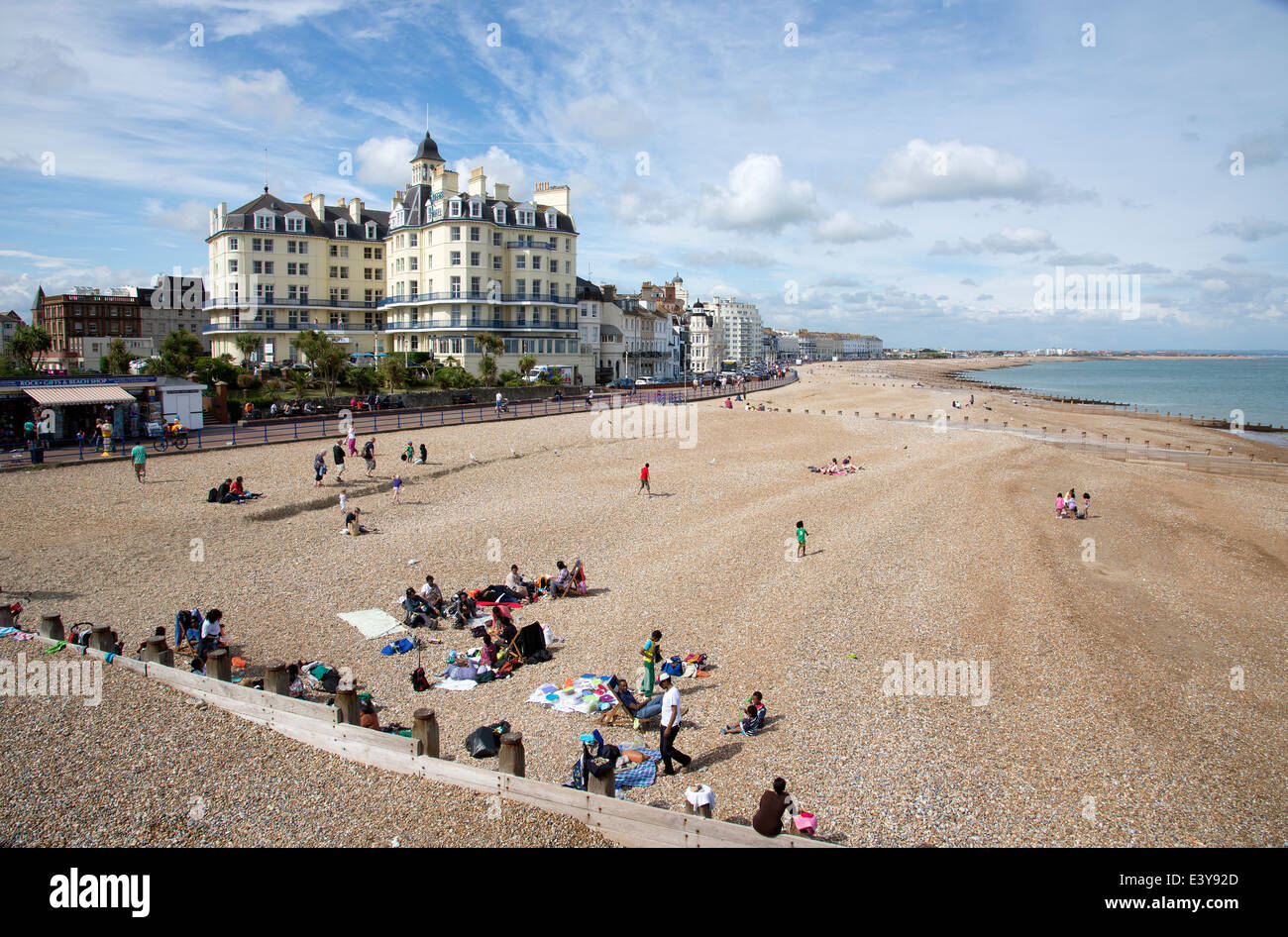 Eastbourne, einem englischen Seebad in Sussex England UK The Queens Hotel direkt am Meer Stockfoto