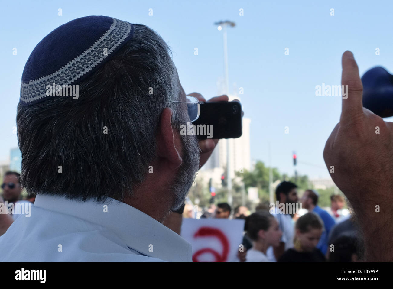 Jerusalem, Israel. 1. Juli 2014. Rechtsextreme Aktivist MICHAEL BEN-ARI produziert ein Video auf seinem Handy, in sozialen Netzwerken zu teilen. Hunderte von rechten Flügel jüdischen Demonstranten marschierten durch Jerusalem fordert Rache und riefen "Tod den Arabern" folgt die Ermordung von drei israelischen Jugendlichen entführt in der West Bank und deren Körper in der Nähe von Hebron gefunden wurden. Bildnachweis: Nir Alon/Alamy Live-Nachrichten Stockfoto