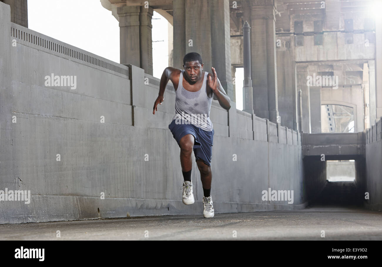 Junger Mann Geschwindigkeit überfahren Stadtbrücke Stockfoto