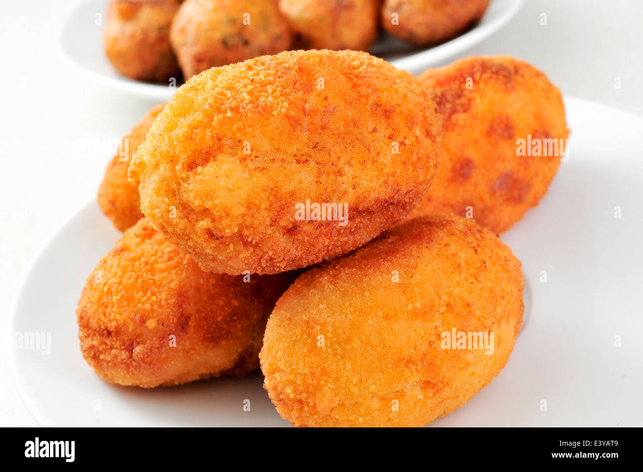 Nahaufnahme einer Platte mit Croquetas, spanische Kroketten Stockfoto