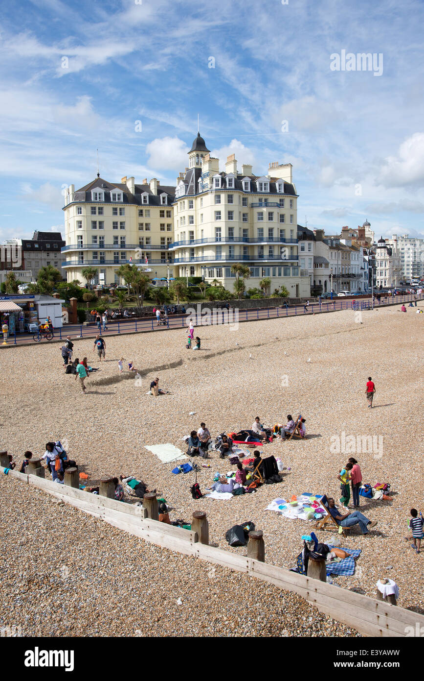 Eastbourne, einem englischen Seebad in Sussex England UK The Queens Hotel direkt am Meer Stockfoto