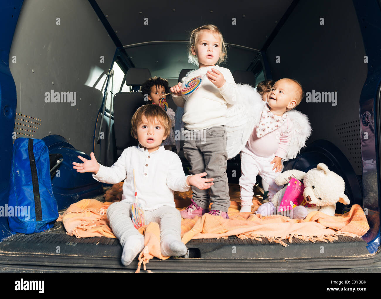 Kleinkinder auf der Rückseite ein Van. Stockfoto