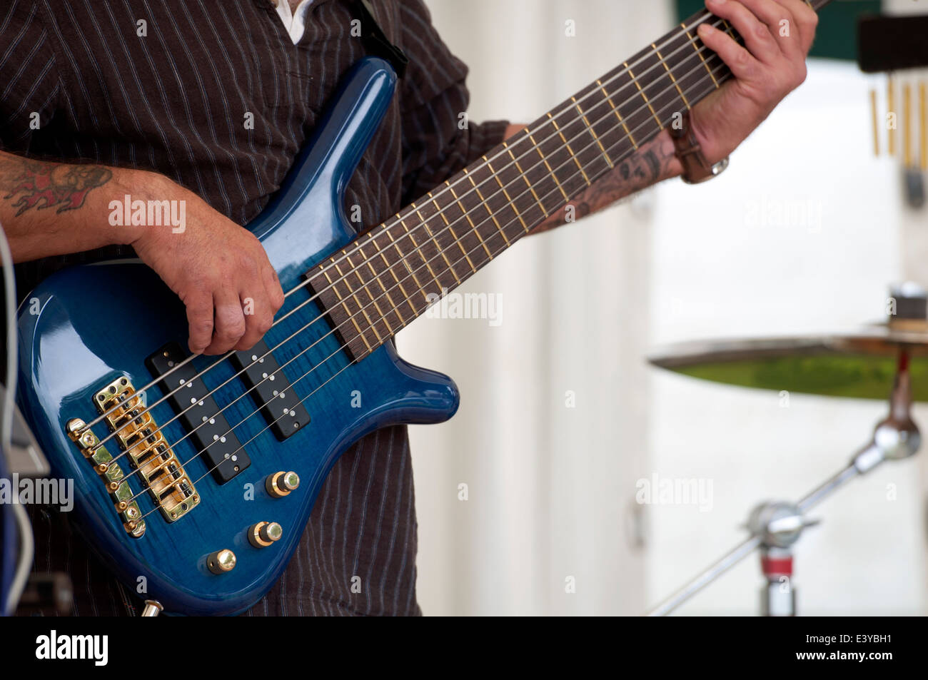 SIX-String-Bass-Gitarrist in einer Band in Leamington Peace Festival, Warwickshire, UK Stockfoto