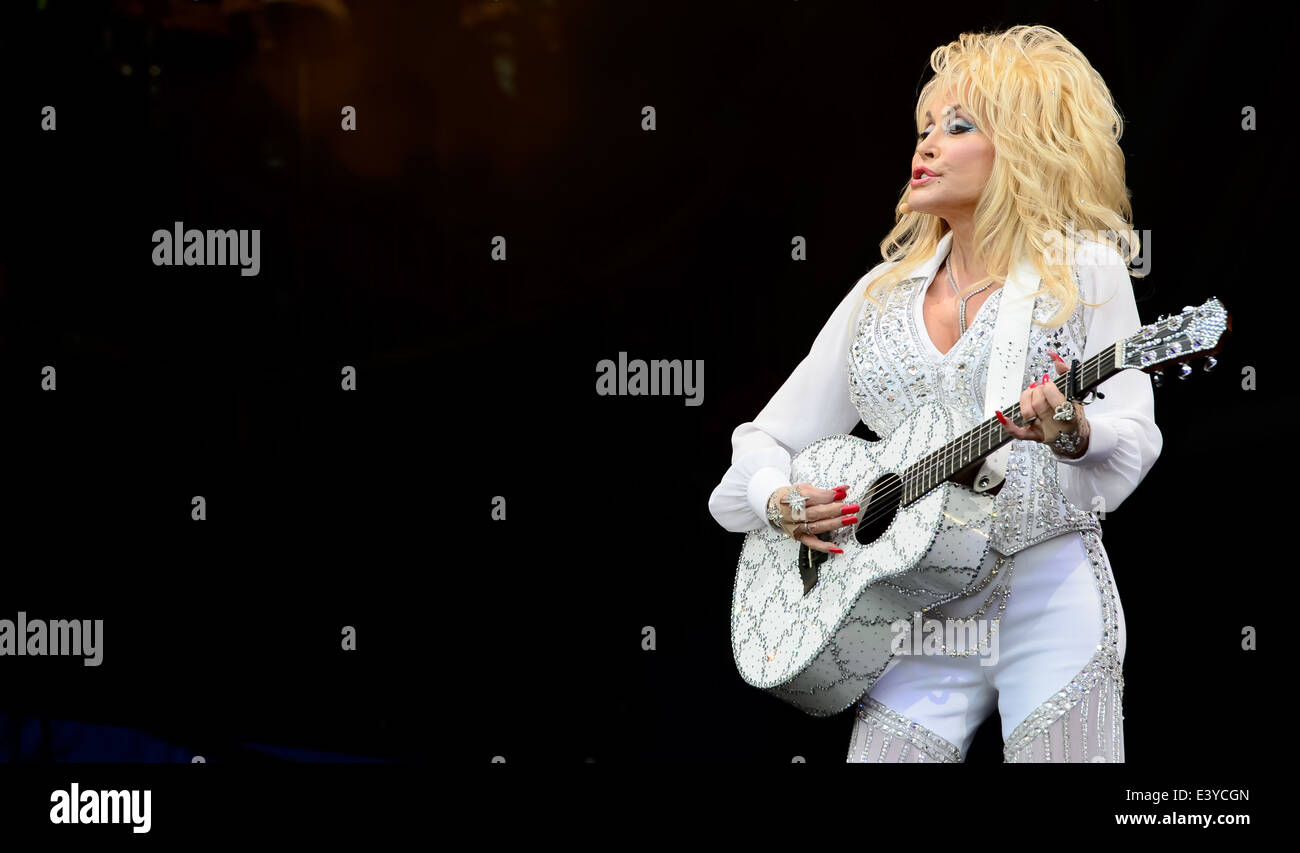 Dolly Parton führt beim Glastonbury Music Festival, England, Sonntag, 29. Juni 2014. Stockfoto