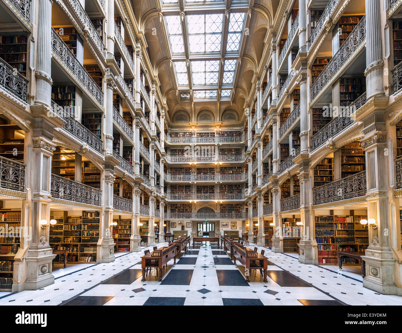 Innere des George Peabody Bibliothek, Peabody Institute, Johns Hopkins University, Mount Vernon Place, Baltimore, Maryland, USA Stockfoto