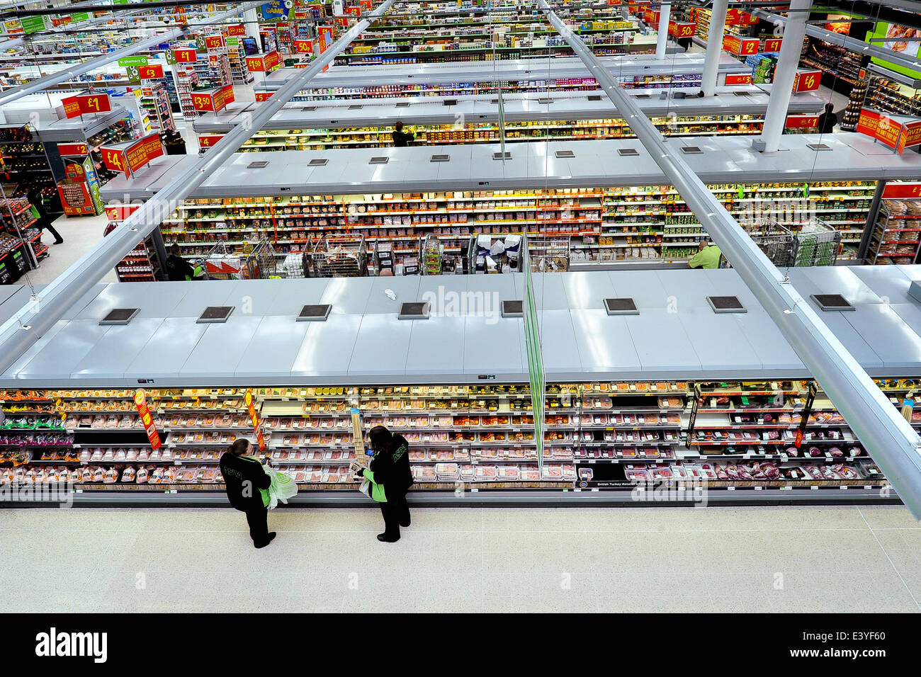 ASDA Supermarkt Markt innen 2014 Stockfoto