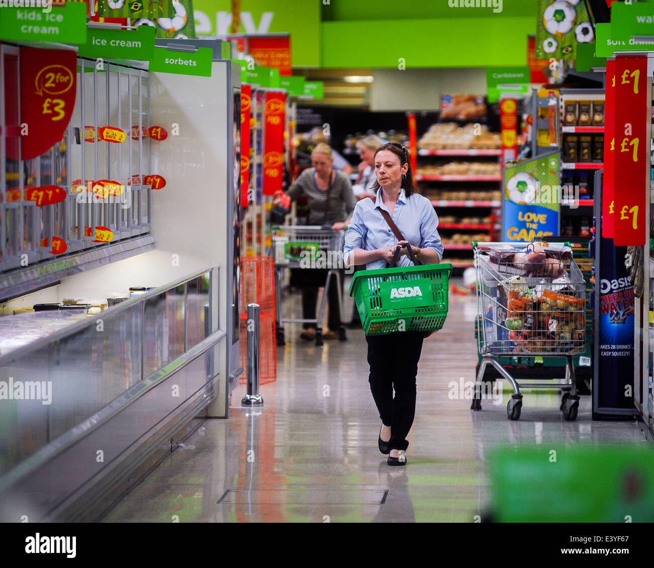 Frau, die den Gefriergang hinunter geht - Asda Stockfoto