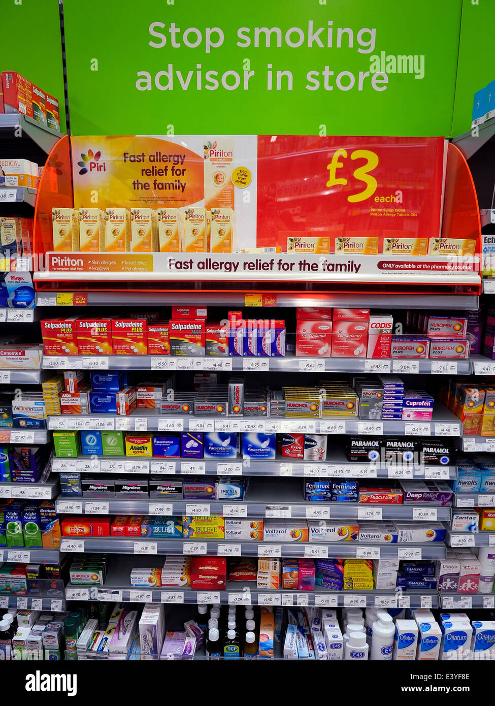 ASDA Supermarkt-Regal Werbung ein Stop Rauchen Berater und Allergie relief Stockfoto