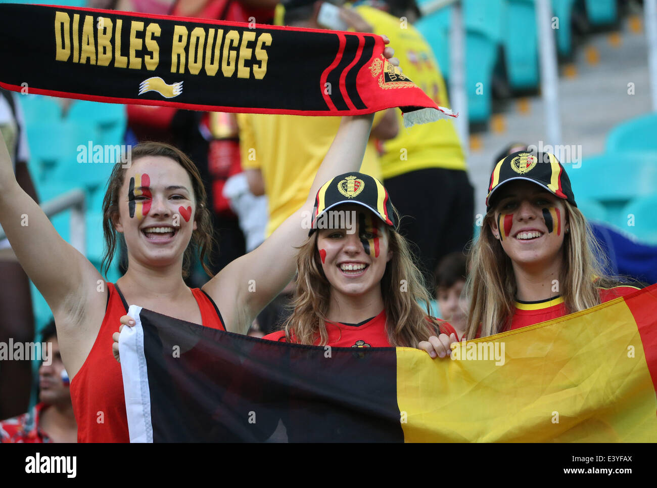 Salvador da Bahia, Brasilien. 1. Juli 2014. Belgiens Fans posieren vor einer Runde 16 Spiel zwischen Belgien und den USA der FIFA WM 2014 in der Arena Fonte Nova Stadion in Salvador, Brasilien, auf 1. Juli 2014. Bildnachweis: Yang Lei/Xinhua/Alamy Live-Nachrichten Stockfoto