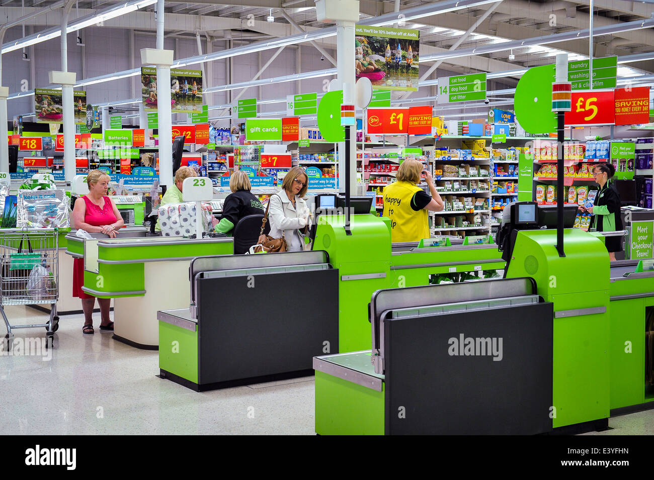 Kunden an Kassen im Supermarkt Stockfoto