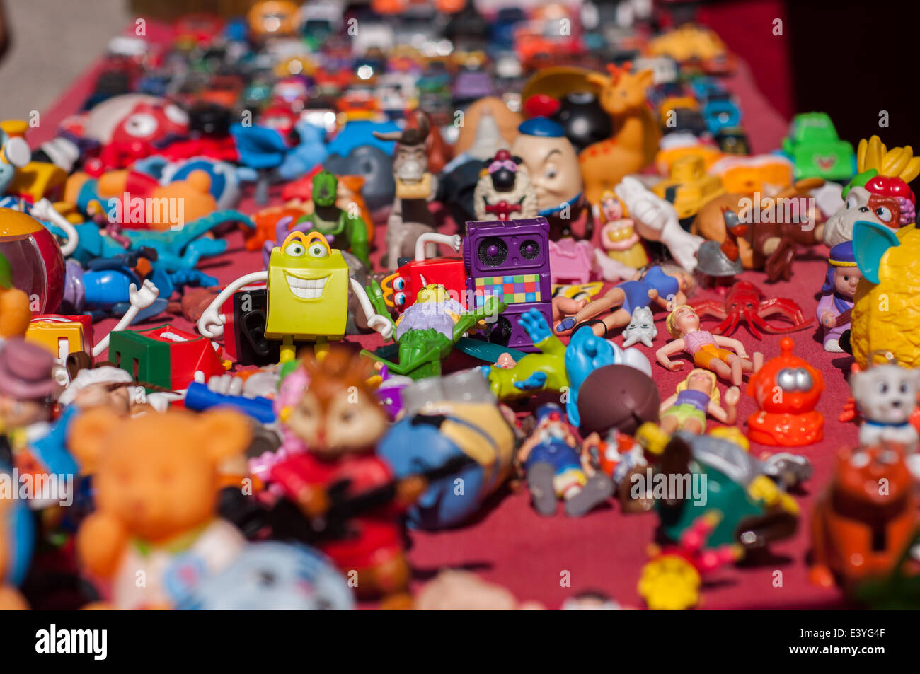 Großteil der Spielzeuge auf einem Tisch auf dem Flohmarkt Stockfoto