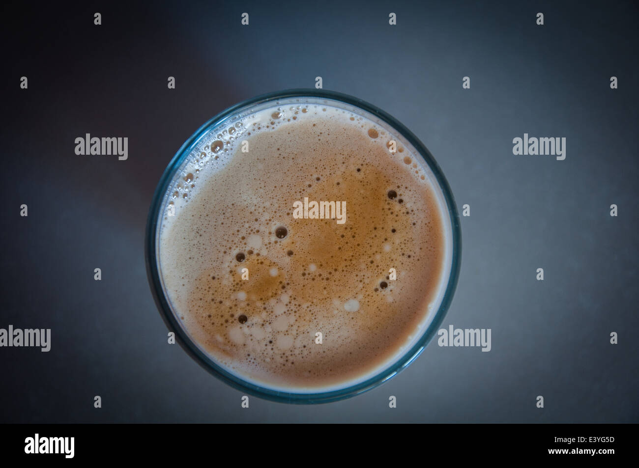 Kaffee mit Milch auf weißem Hintergrund Stockfoto