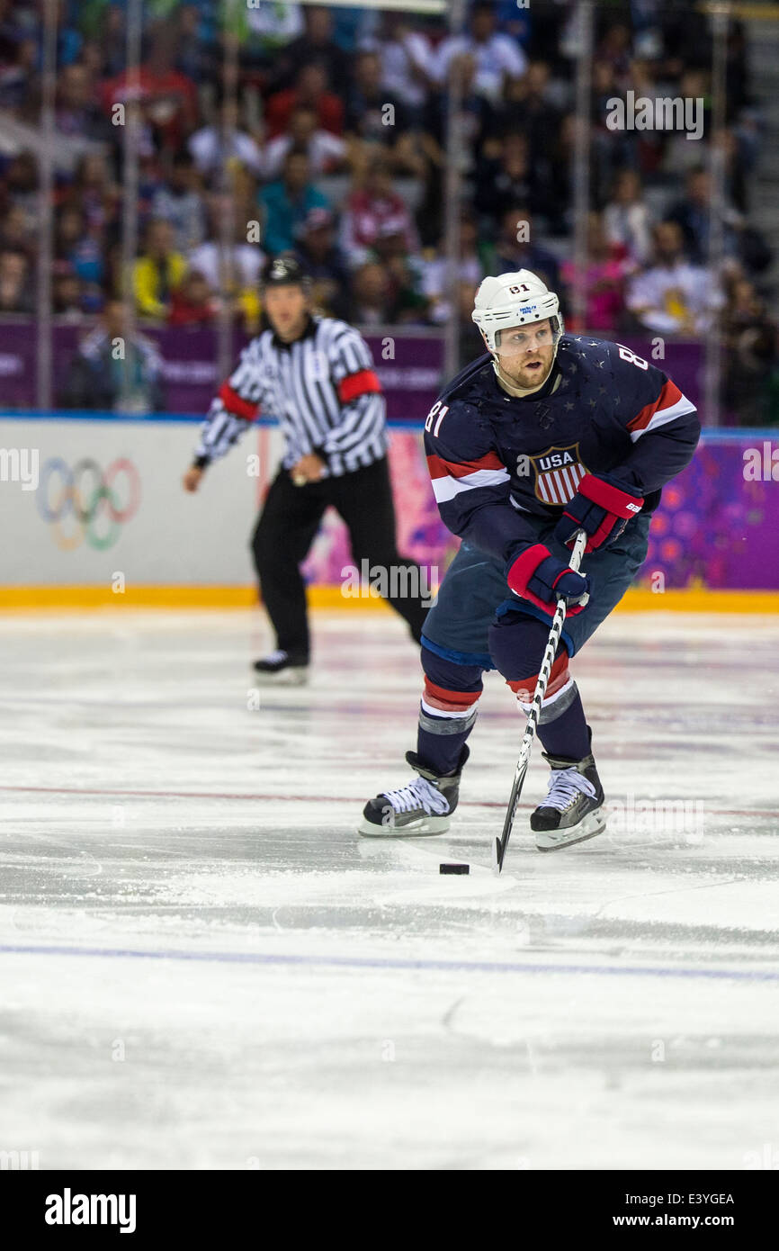 Phil Kessel (USA) im Eishockeyspiel gegen RUS an die Olympischen Winterspiele Sotschi 2014 Stockfoto