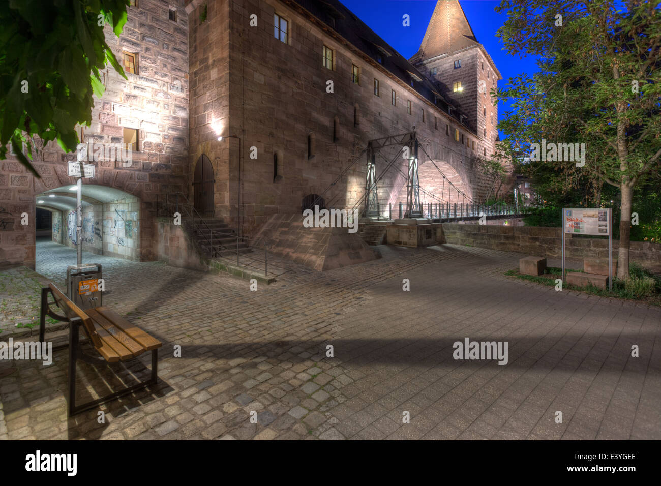 Unteren Kreuzgasse am Fluss Pegnitz in Nürnberg, mit der Stadtmauer, Schlayenturm und der Kettensteg in der Nacht. Stockfoto