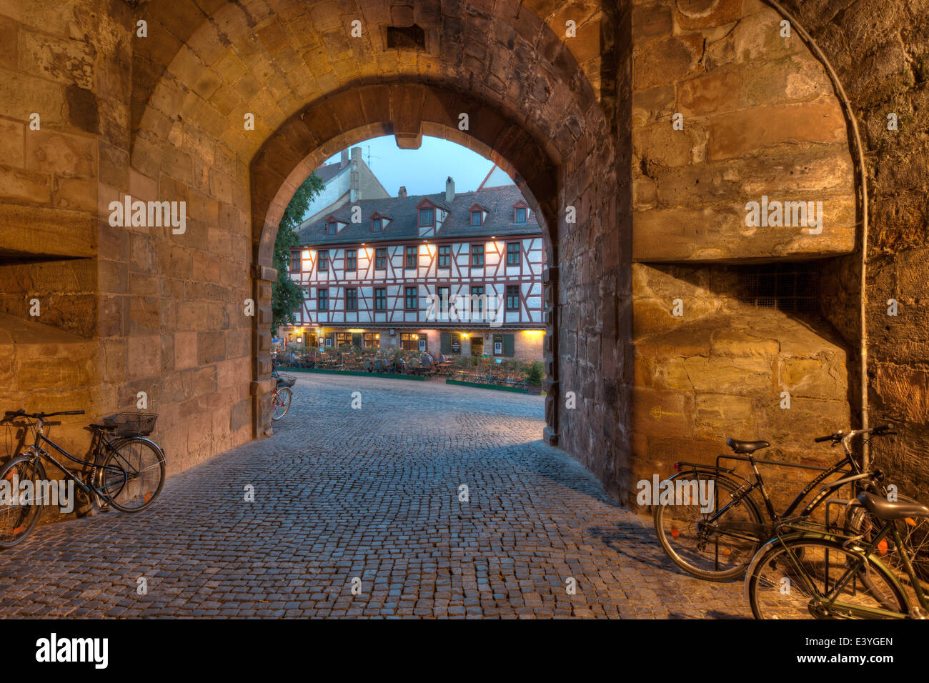 Die Pilatuhaus und Tiergärtnertor (Zoo Tor) auf der Stadtmauer, dass offene bis Tiergärtnertorplatz in Nürnberg. Stockfoto
