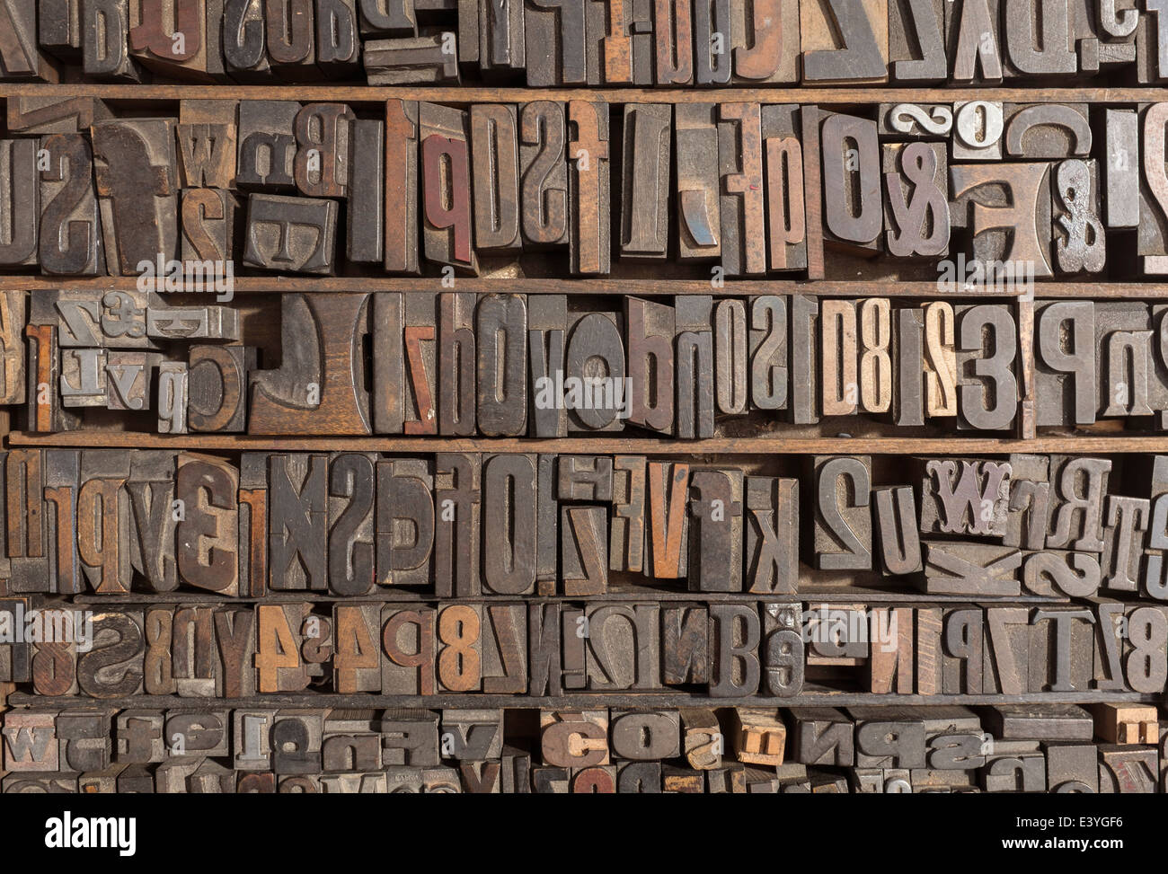 Sammlung von verschiedenen Holz-Art-Buchstaben für den Druck Stockfoto