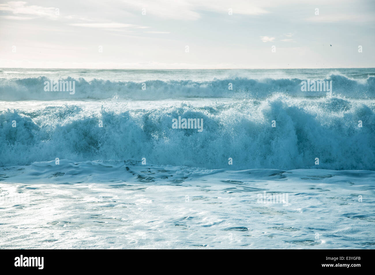 Schöne Surf in den frühen Morgenstunden mit Wellen kommen in Stockfoto