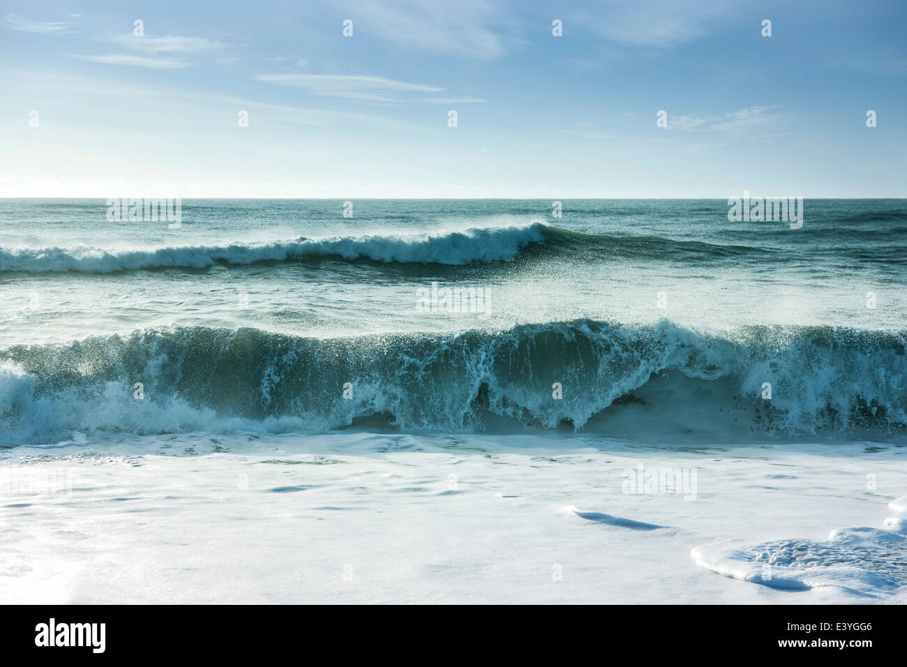 Schöne Surf in den frühen Morgenstunden mit Wellen kommen in Stockfoto