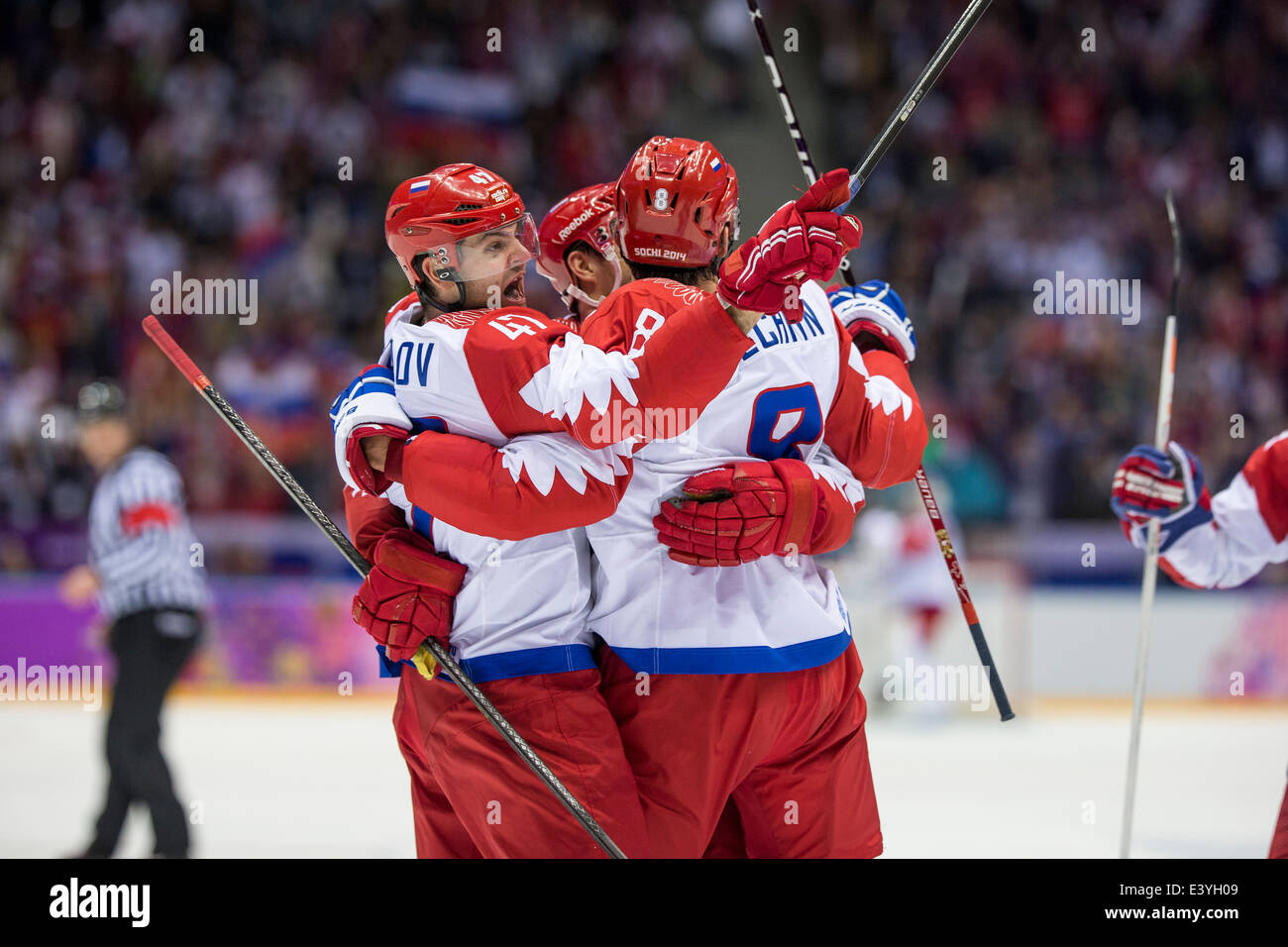 Alexander Radulov und russischen Spieler feiern ein Ziel während Eishockey Spiel Vs USA bei den Olympischen Winterspiele Sotschi 2014 Stockfoto