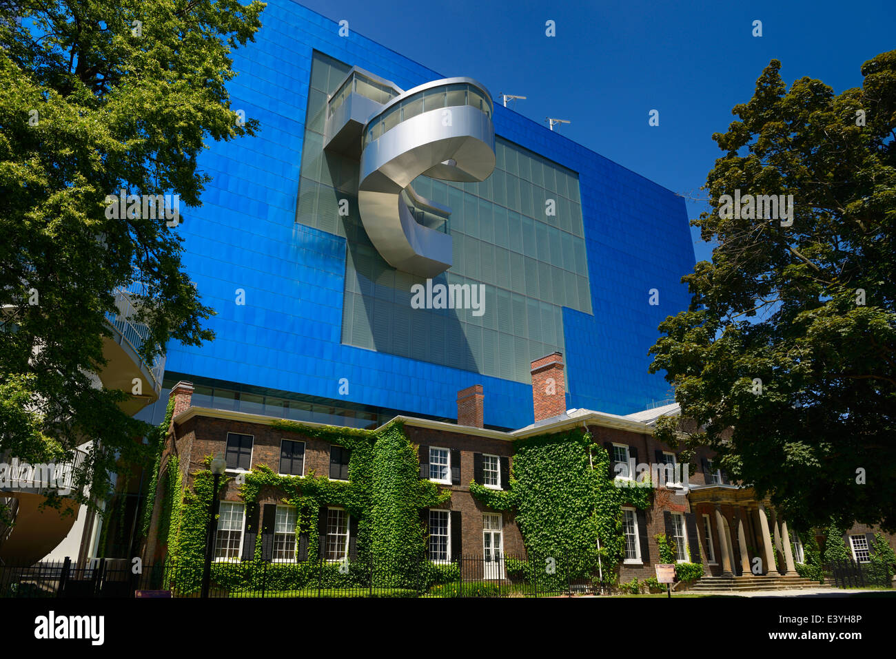 Blaue Titan Südflügel des die Kunst Galerie von Ontario vor über das historische Grange Manor Toronto von Gehry entworfen Stockfoto