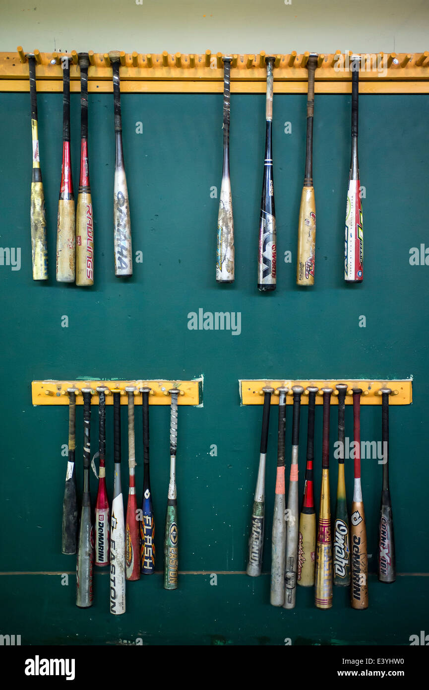 Baseball-Schläger hängen an der Wand ein Baseball batting Cage. Stockfoto