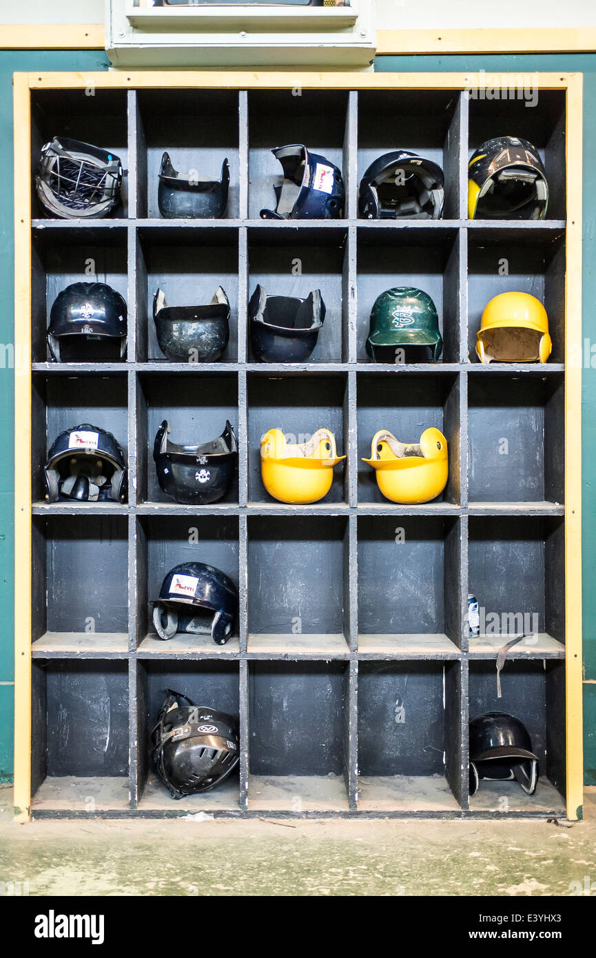 Helme in Taube Löchern auf einem Baseball batting Cage. Stockfoto