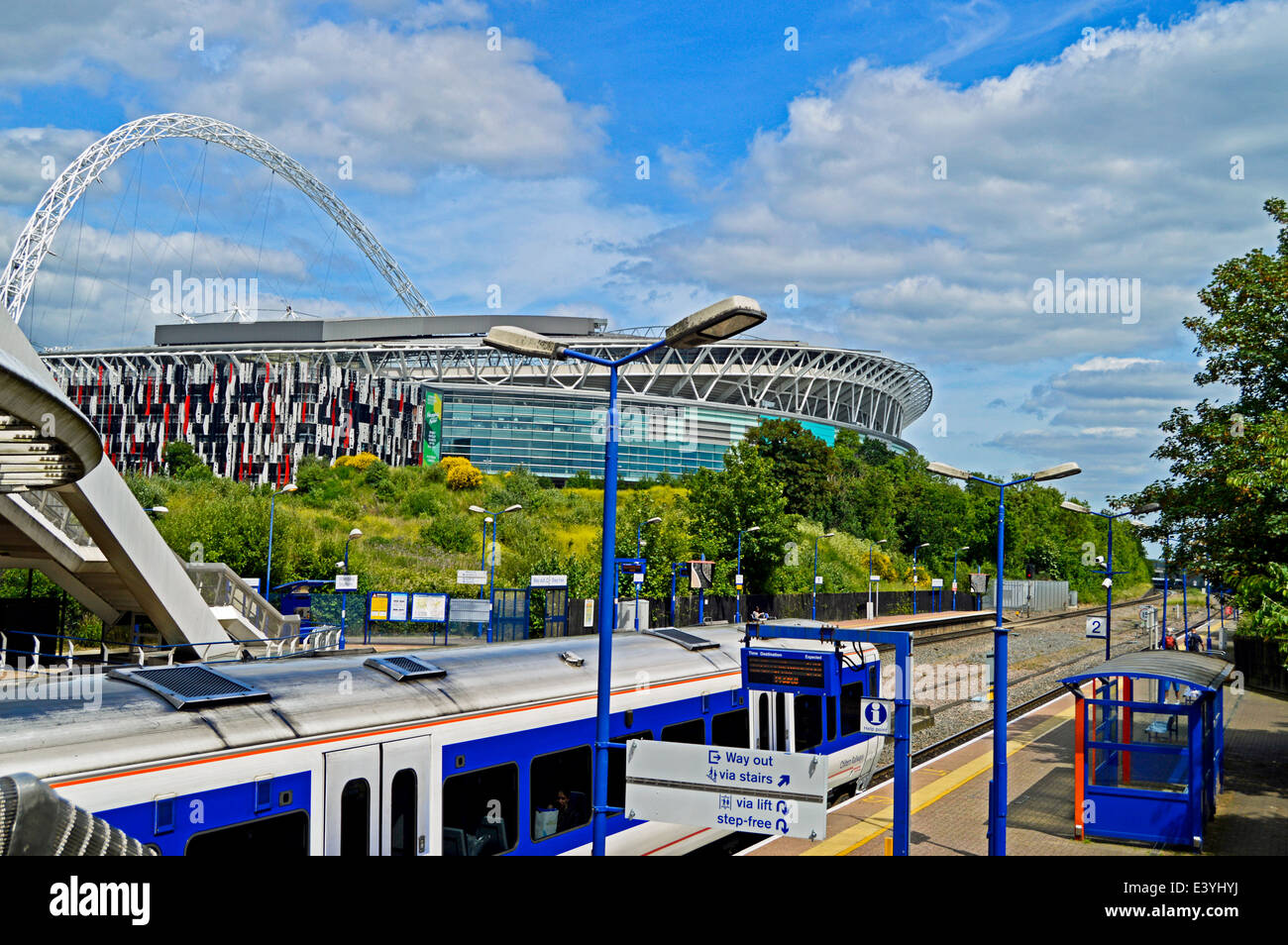 Ansicht des Wembley-Stadion vom Bahnhof Wembley Stadium, London Borough of Brent, England, Vereinigtes Königreich Stockfoto