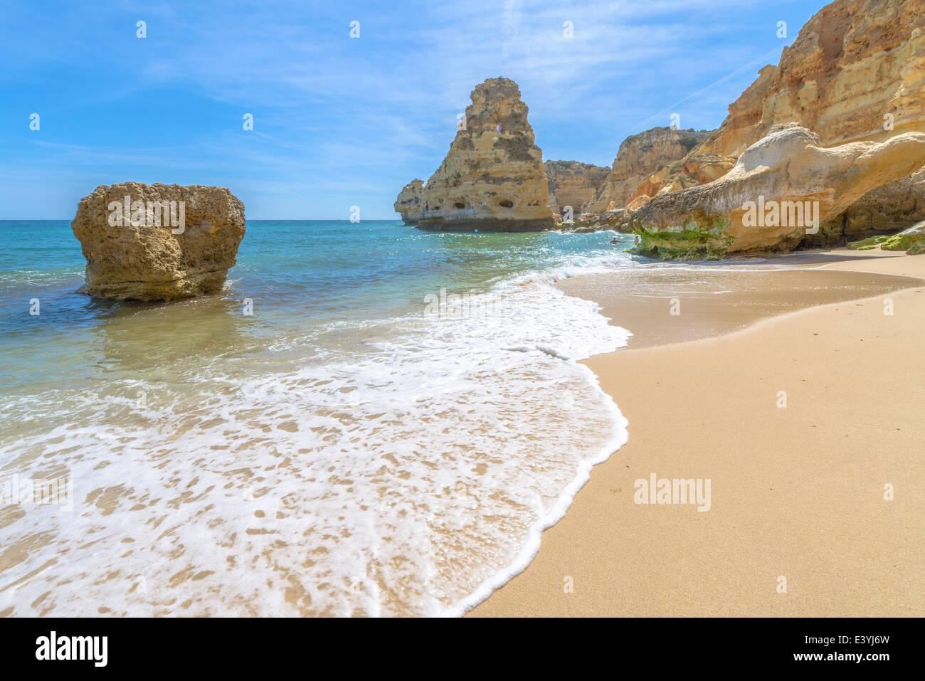 Gesamtansicht der weltbekannten Marinha Strand mit dem blauen Wasser und Felsvorsprüngen in Portugal. Stockfoto