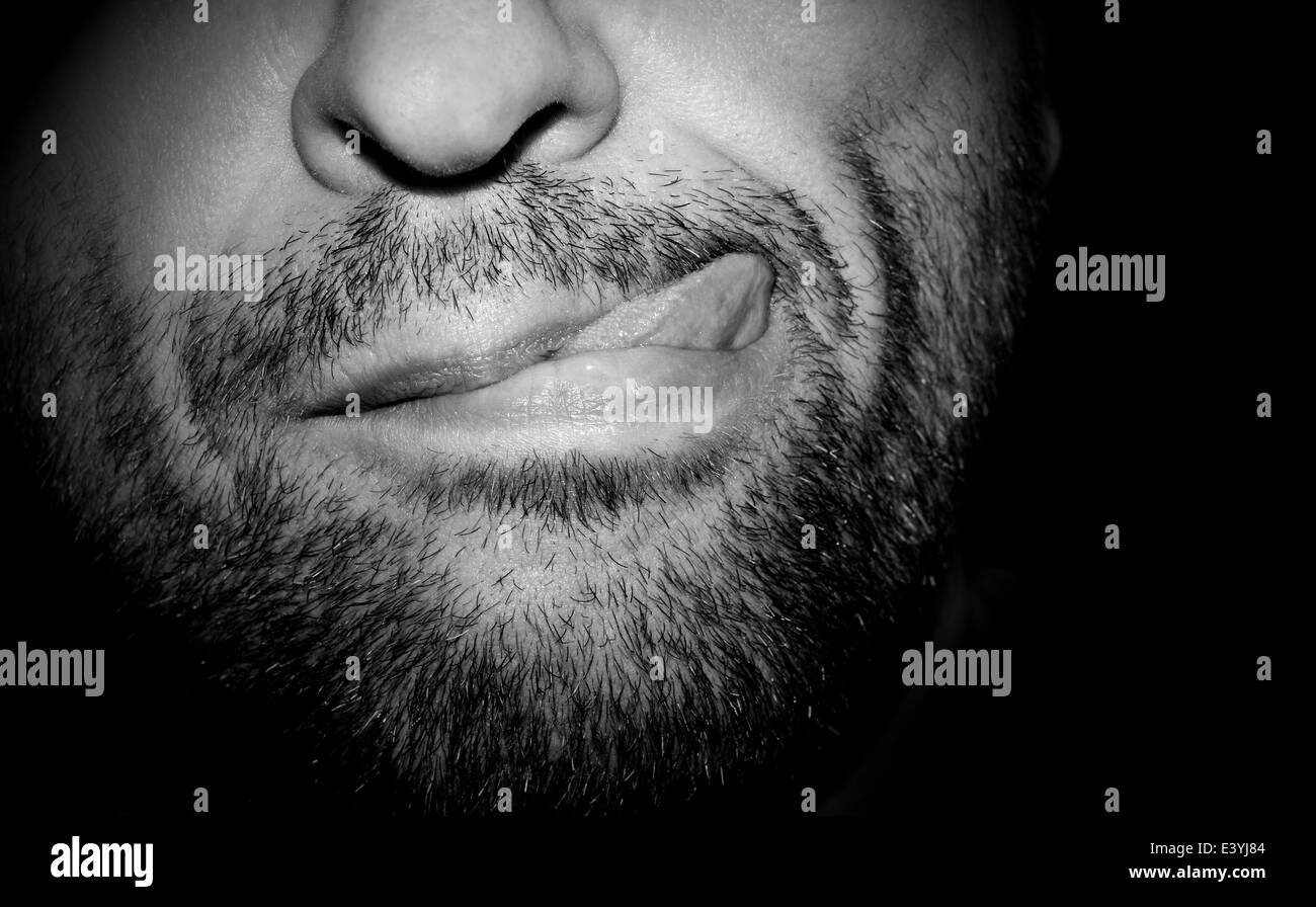 Closeup Portrait eines Mannes mit ausgestreckter Zunge Stockfoto