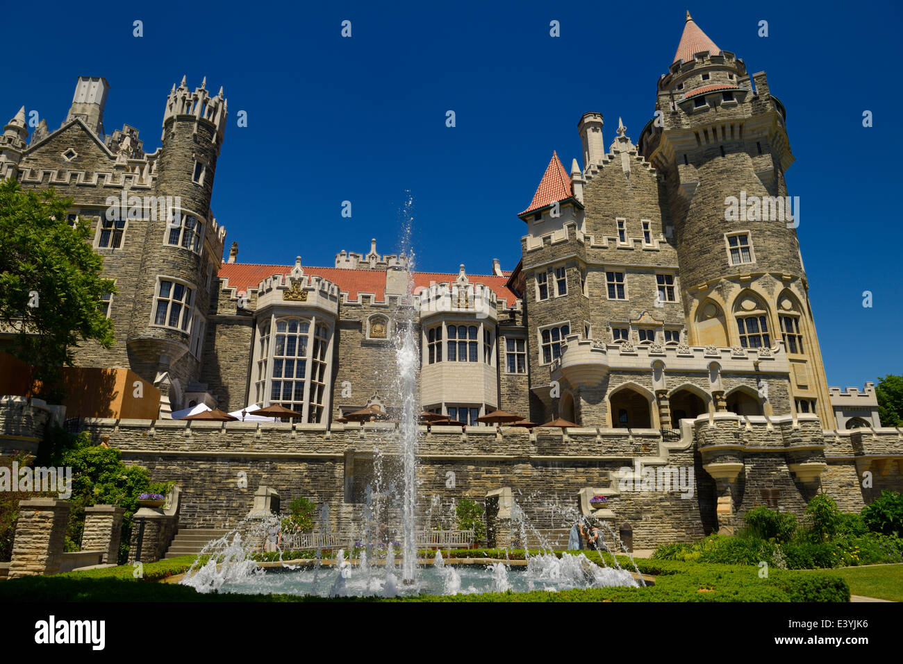 Neugotischen Architektur von Casa Loma Schloss in Toronto mit Garten Brunnen und blauer Himmel Stockfoto