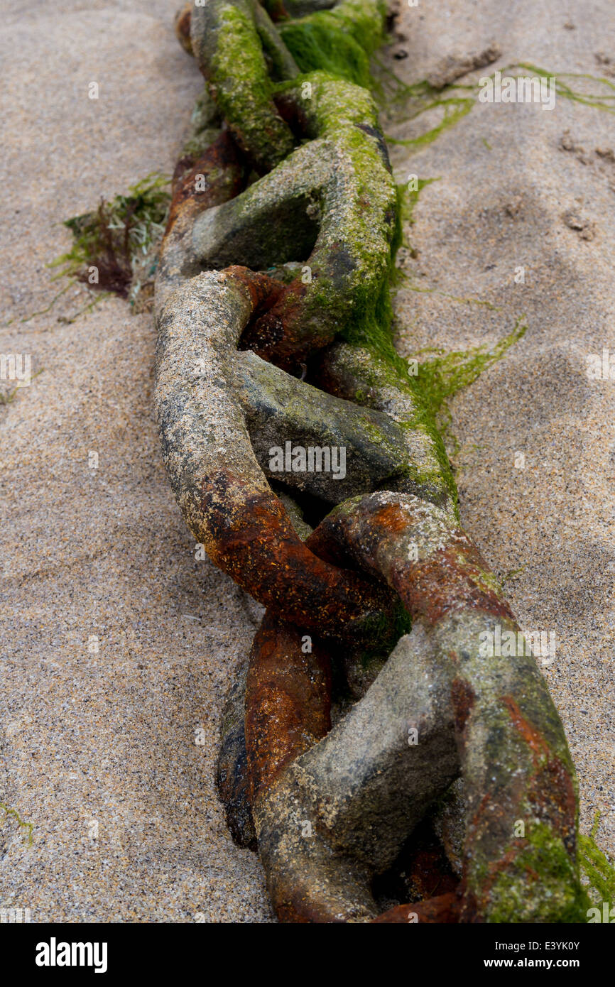 Rostige Kette auf dem Sand in St. Ives, Cornwall, UK Stockfoto