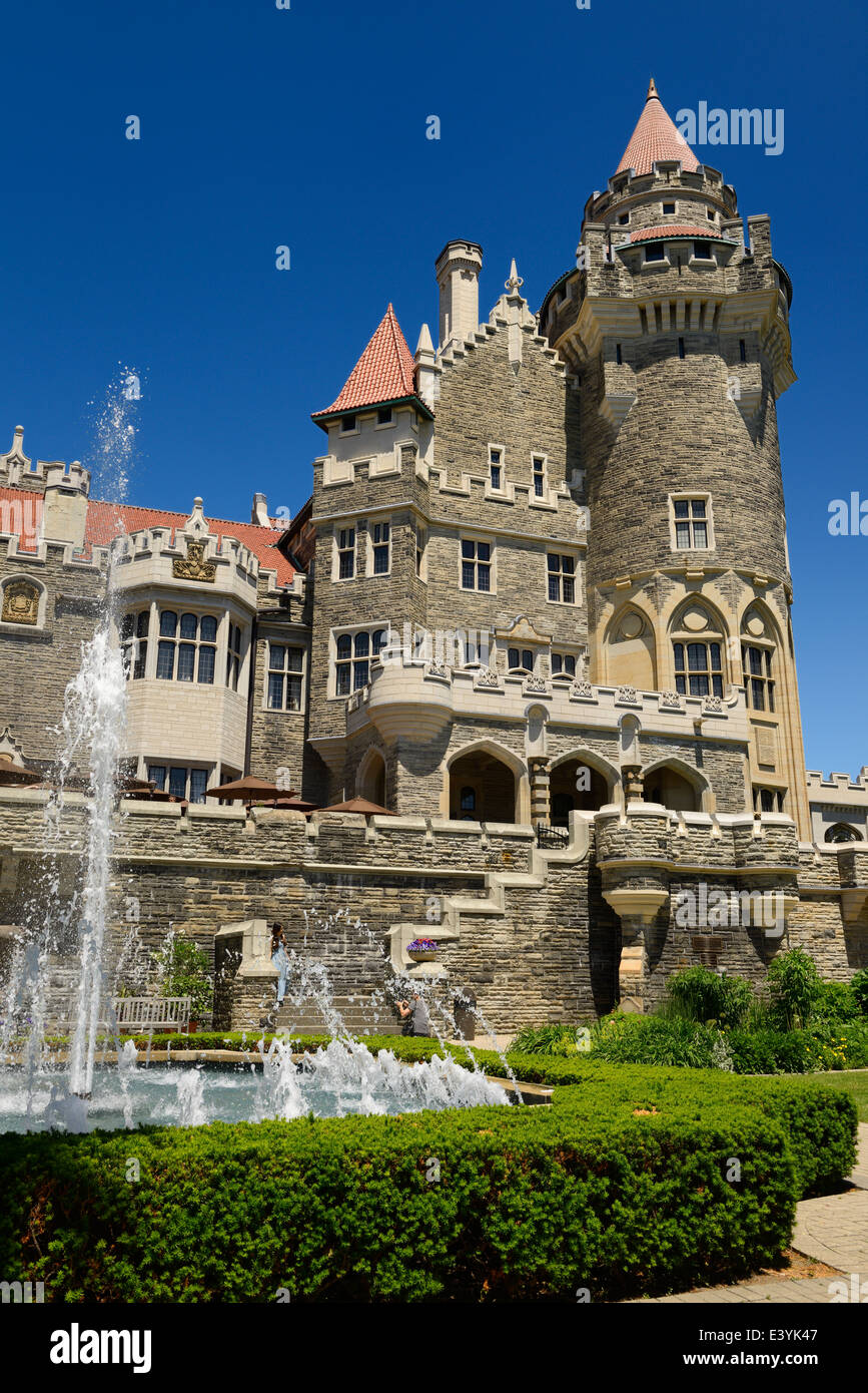 Garten Brunnen und neugotischen Türme von Casa Loma Schloss in Toronto im Sommer Stockfoto