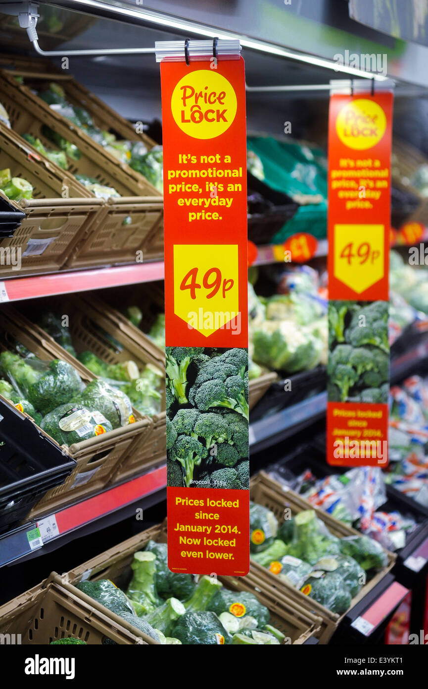 Frischer Brokkoli im Supermarkt Stockfoto