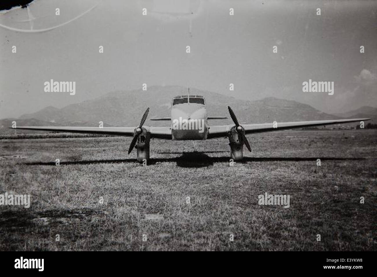 Auf diesem Foto ist ein Caproni-Flugzeug, möglicherweise ein Caproni ca. 3 oder ähnliches Modell, abgebildet. Das Bild ist Teil des SDASM-Archivs und hebt Capronis Beiträge zur frühen militärischen Luftfahrt hervor. Stockfoto